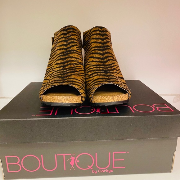 Boutique by Corkys Tiger print Wedge sandals - Picture 1 of 3
